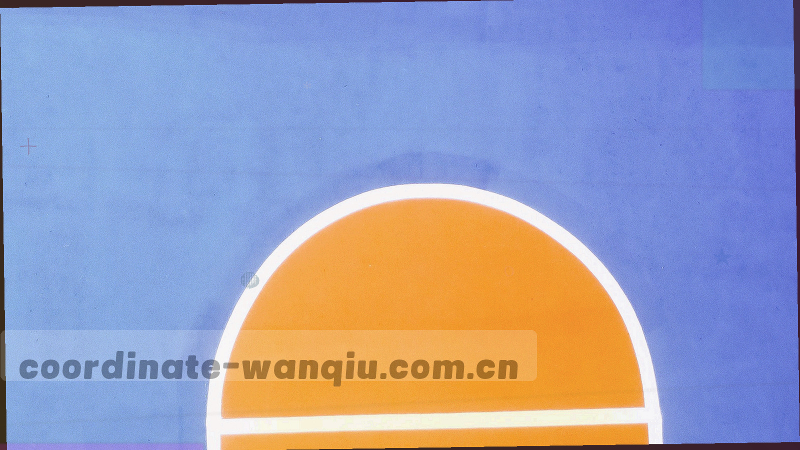 夜间球场看台视角的宽幅画面，灯光沿边线延伸，不含正面人物